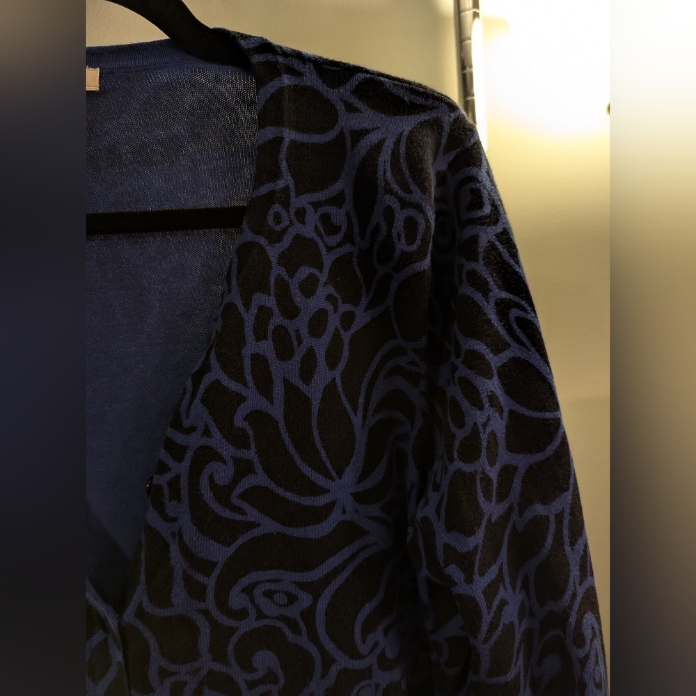 Talbots Woman Blue and Black Floral Patterned Cardigan Sweater in Size 1X - Picture 4 of 13